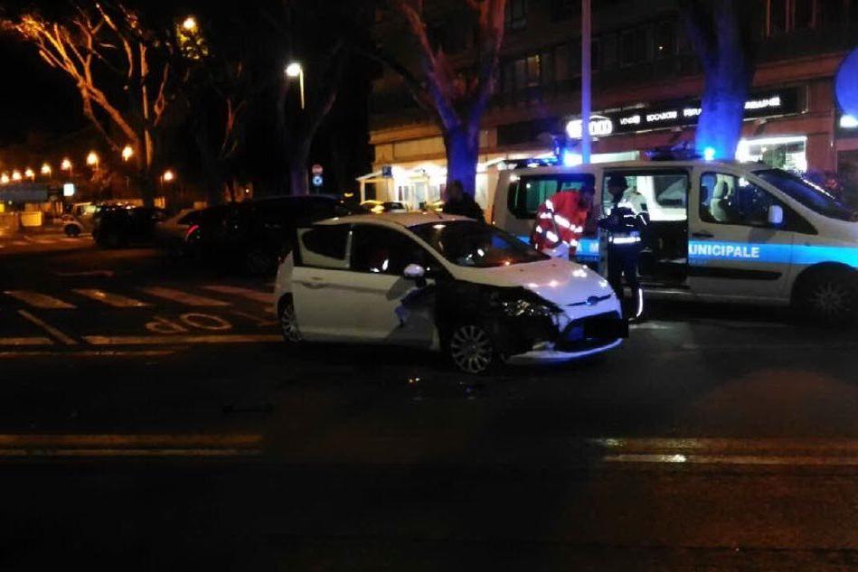 Auto si scontra con un bus a Cagliari, una donna ferita