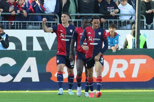 Roberto Piccoli esulta con Zito Luvumbo e Tommaso Augello per l'1-0 di Cagliari-Fiorentina (foto Ansa)