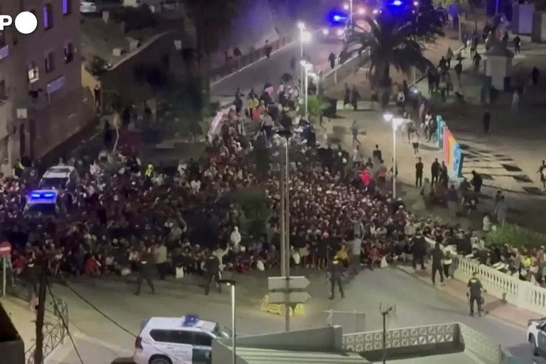 Ceuta, avviato il trasferimento per 1.700 migranti al porto dell'enclave spagnola