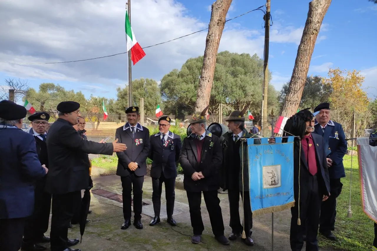 La cerimonia di consegna delle targhe in ricordo dei caduti sangavinesi della Marina nella Seconda guerra mondiale (foto Pittau)