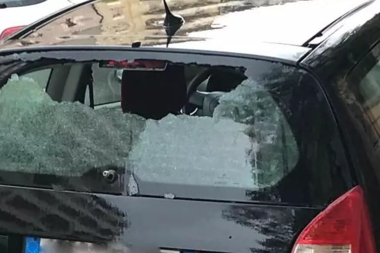 Bambino di 2 anni bloccato in auto: i passanti rompono il vetro per liberarlo