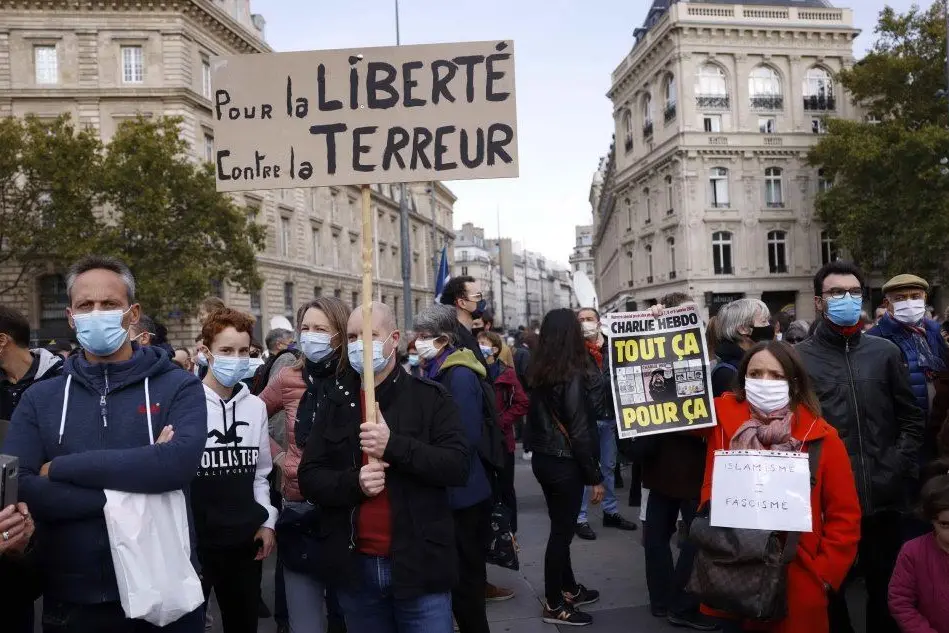 Manifestazione a Parigi (ottobre 2020) dopo l'omicidio di Samuel Paty ( foto Epa/Yoan Valat
)