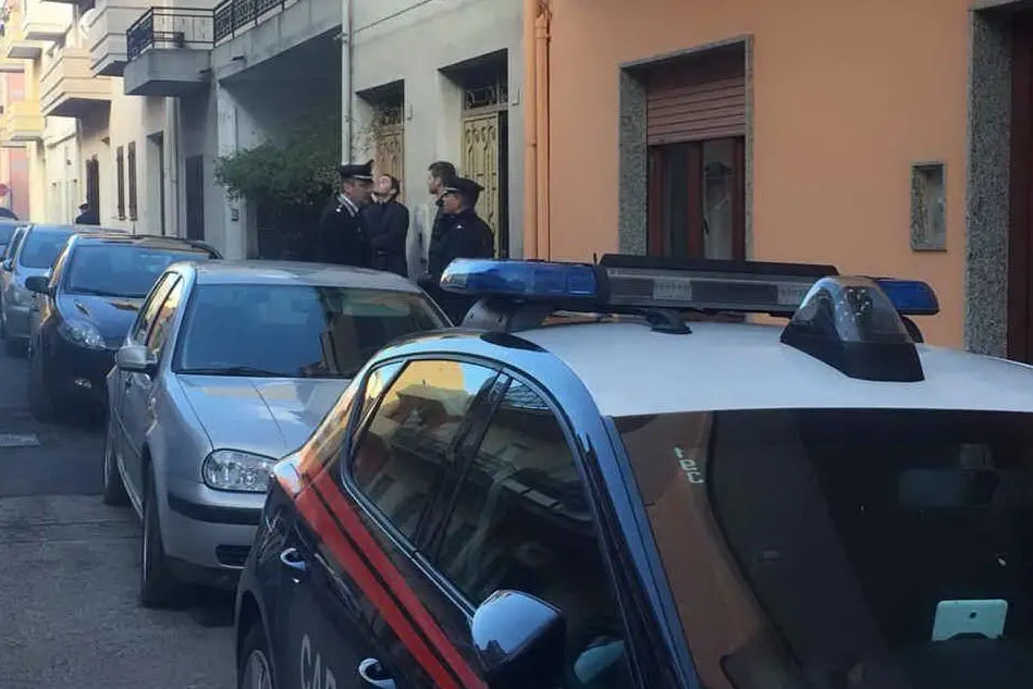 Gli inquirenti davanti all'abitazione dell'anziano a Quartu (foto Carabinieri)
