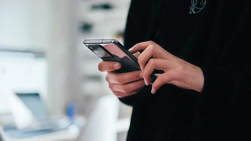 Persona che utilizza uno smartphone nella fotografia di repertorio della testata