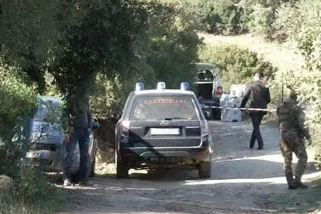 I carabinieri nella zona dell'agguato mortale