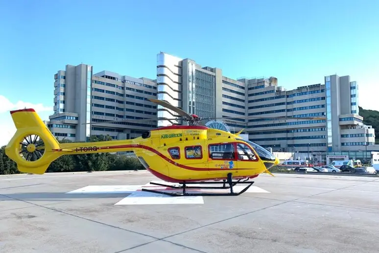 L'elisoccorso al Brotzu di Cagliari (Ansa)