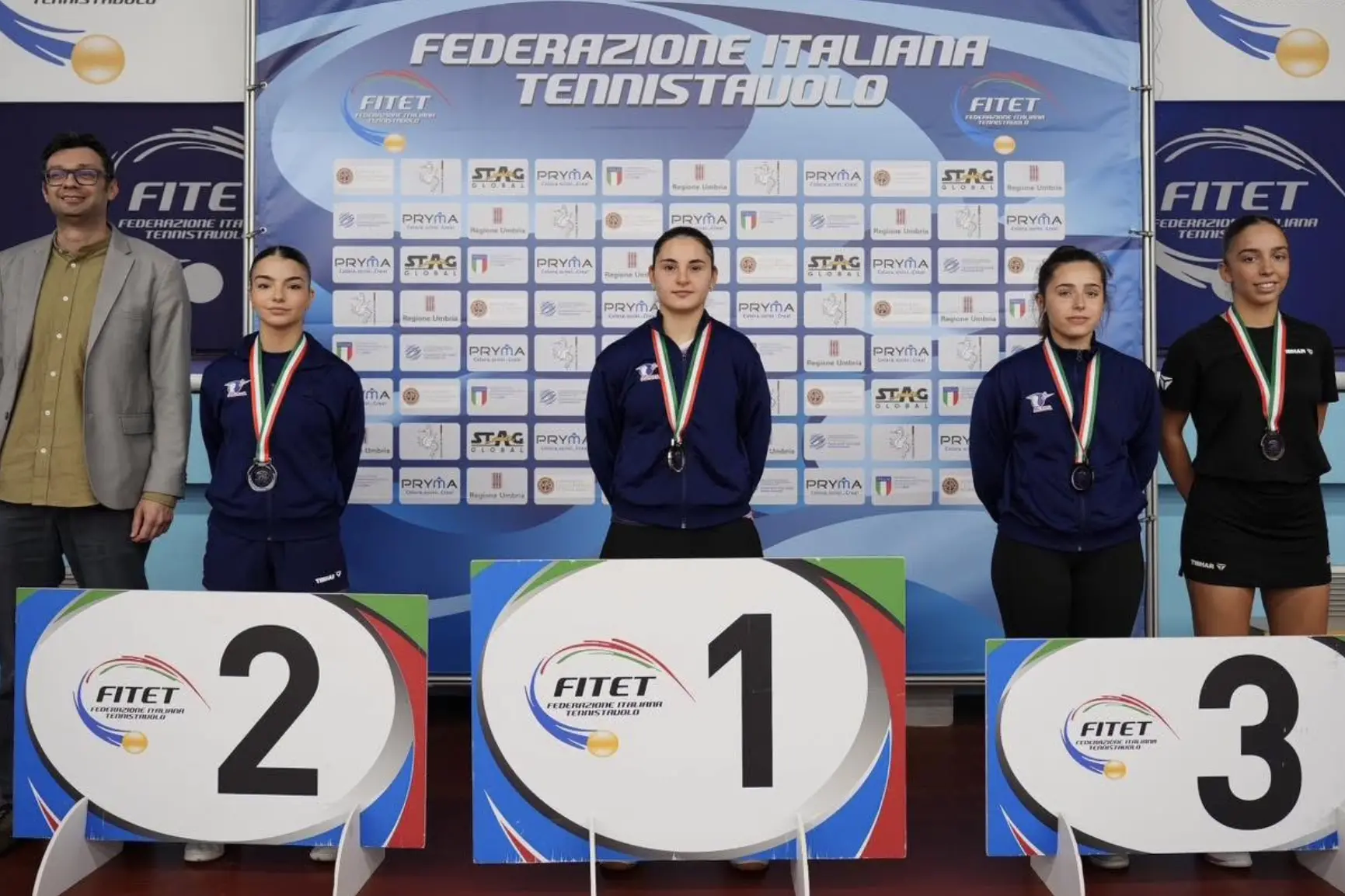 Il Muravera sul podio a Terni nell'Under 19, da sin. Francesca Seu, Sofia Minurri, Candela Sanchi. Ultima a ds Irene Moretti (TT Torino) (Foto concessa da Federazione Tennistavolo - Fitet)