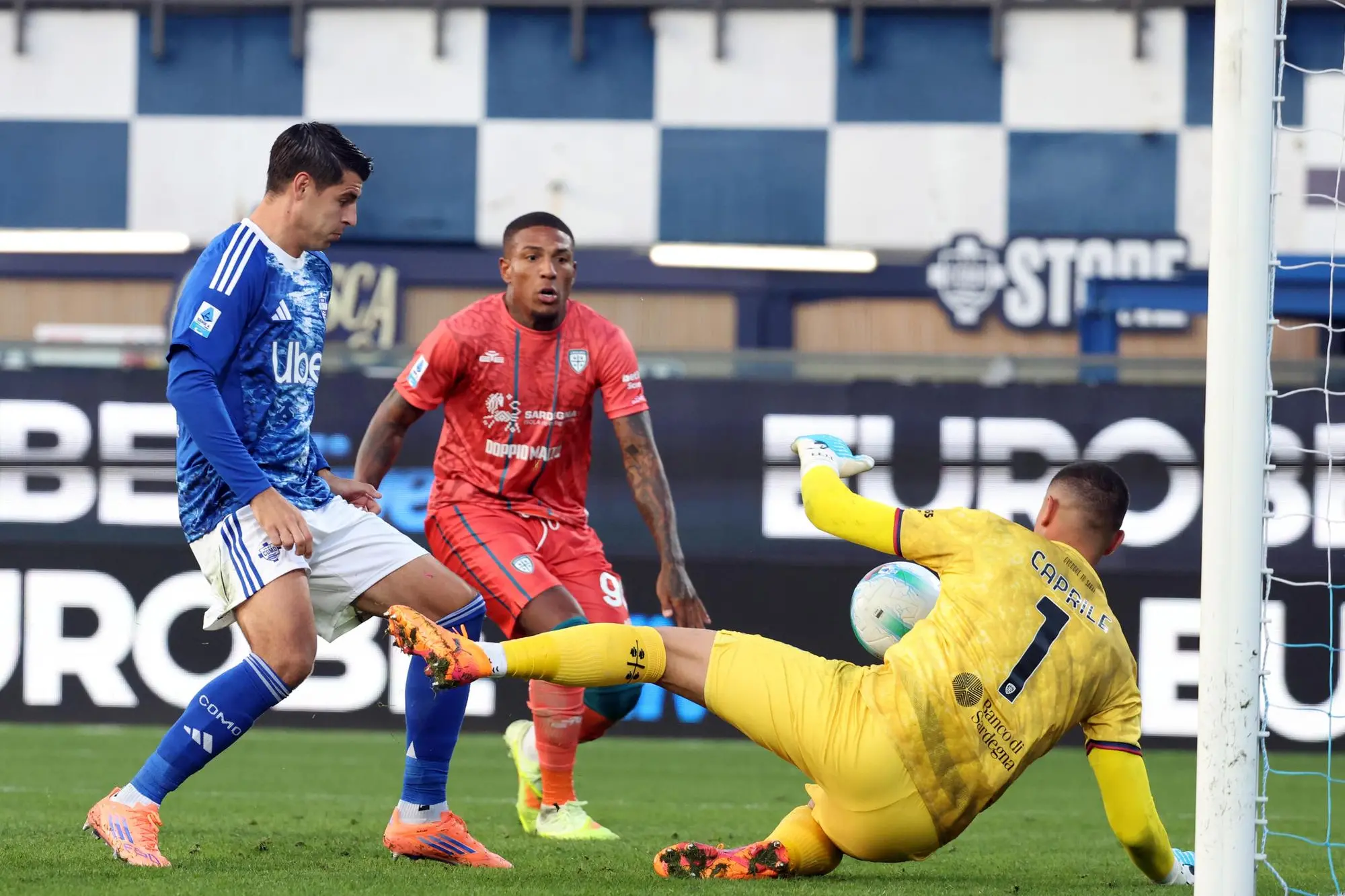 Como’s Alvaro Morata (L) kicks against Cagliari's goalkeeper Elia Caprile during the Italian serie A soccer match between Como and Cagliari at Giuseppe Sinigaglia stadium in Como, 8 November 2025. ANSA / MATTEO BAZZI