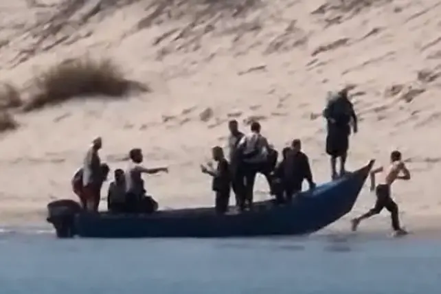 Migranti sbarcano in spiaggia