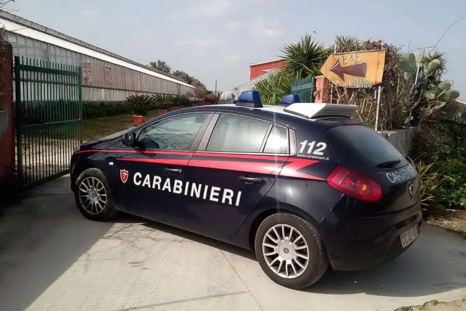 Auto dei carabinieri davanti al centro d'accoglienza &quot;Il vivaio&quot; (foto Calvi)