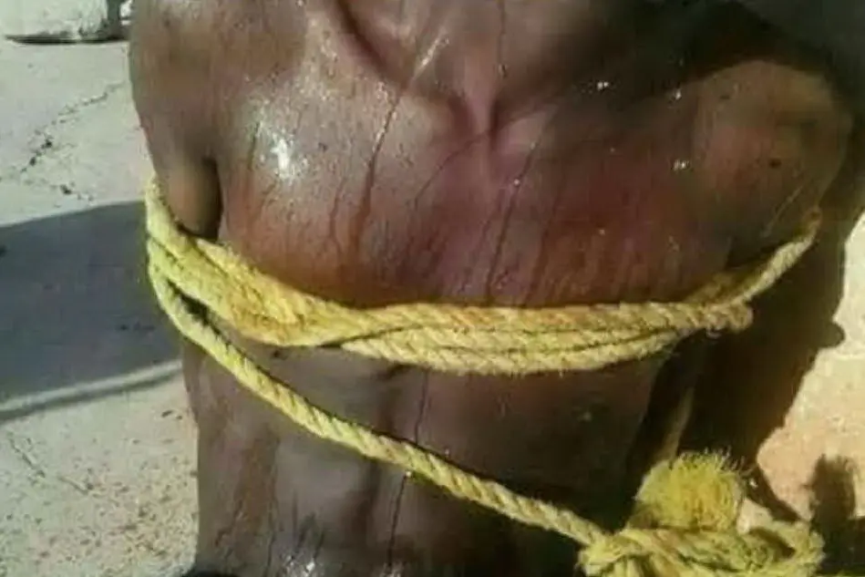 Un fermo immagine di uno dei video girati nei centri di detenzione libici