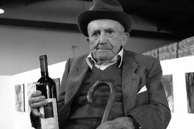 Il patriarca degli Argiolas con una bottiglia di Turriga