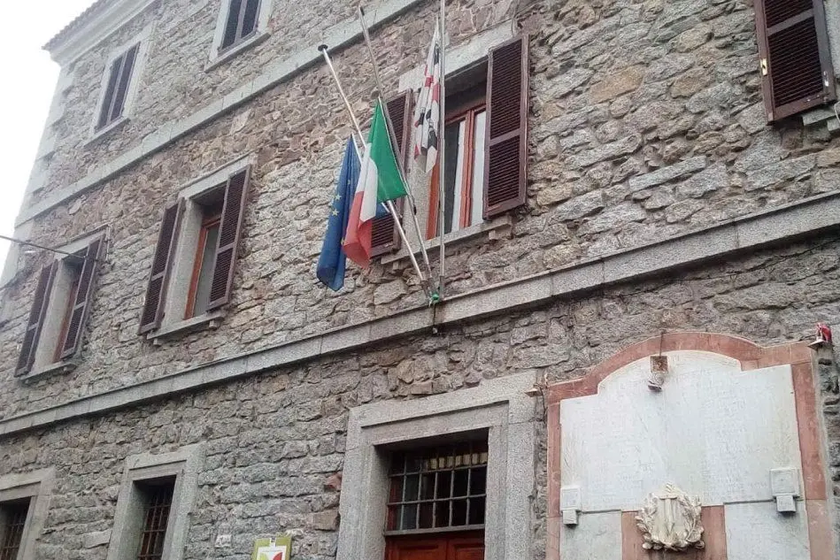 Il municipio di Benetutti (L'Unione Sarda - Tellini)