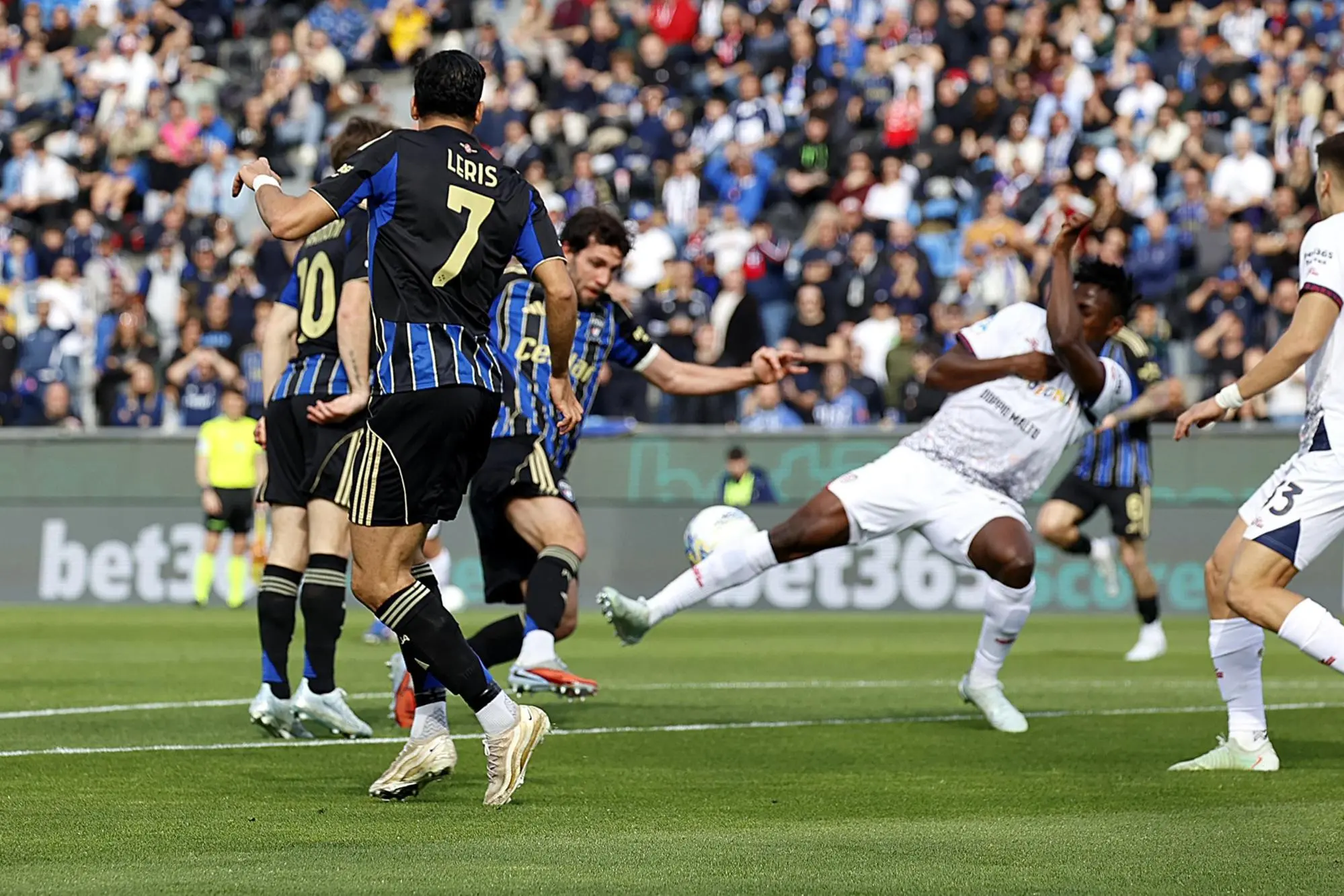 Il fallo di Ibrahim Sulemana costato il rigore dell'1-0 in Pisa-Cagliari (foto Ansa)