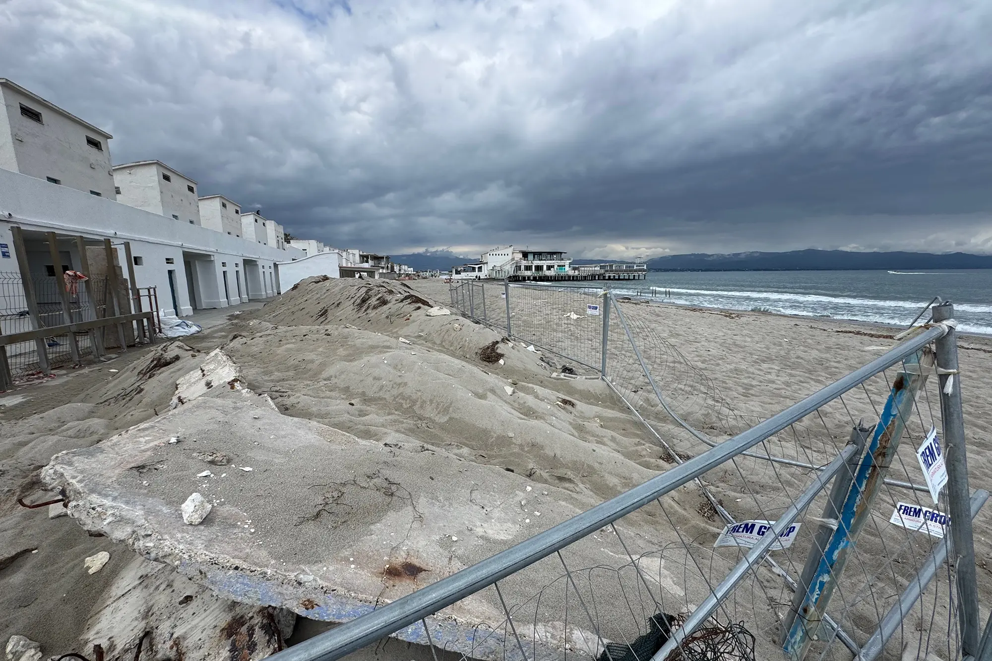 Cagliari, cumuli di sabbia negli stabilimenti dopo il ciclone Harry (Foto Anedda Endrich)