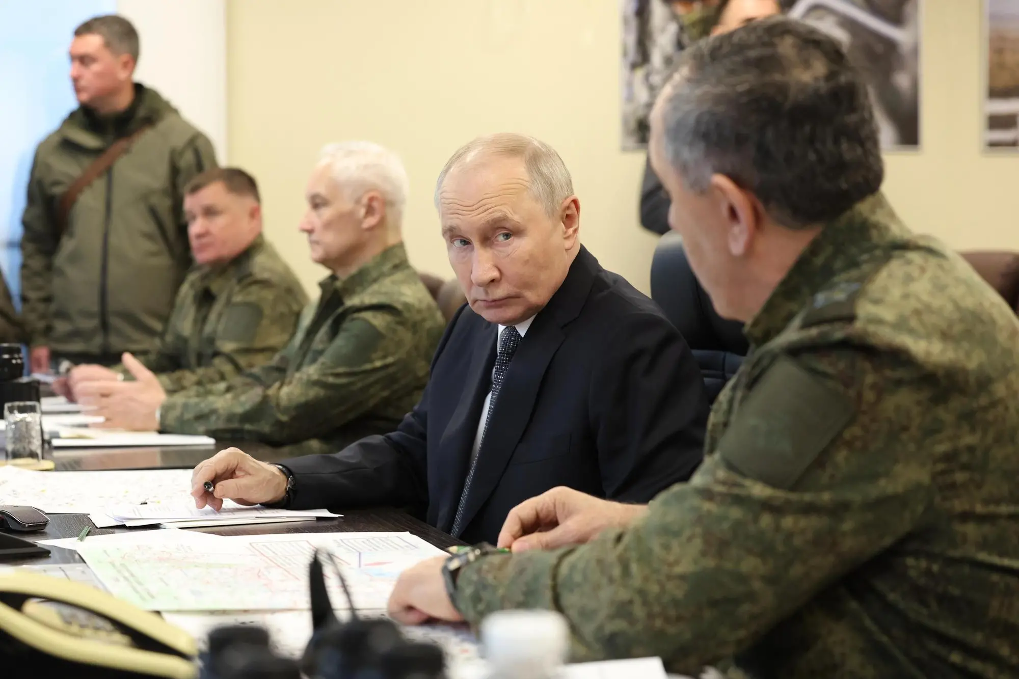 La Russia colpisce il “ponte nord” di Kiev: «Facilita i rifornimenti militari» epa13277590 Russian President Vladimir Putin observes the ?Centre-2026 strategic command and staff exercises involving the Collective Rapid Reaction Force of the Collective Security Treaty Organization (CSTO) at the Chebarkulsky training ground in Chelyabinsk Region, Russia, 02 October 2026. EPA/ALEXANDER KAZAKOV / SPUTNIK / KREMLIN POOL MANDATORY CREDIT