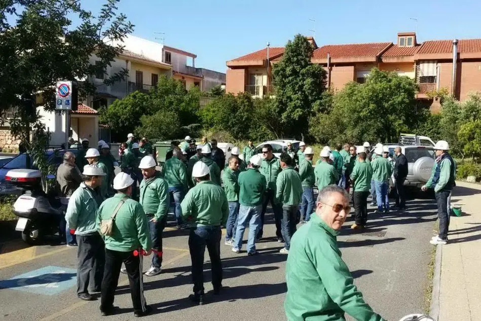 Il sit-in degli operai Eurallumina davanti all'ex Provincia di Iglesias