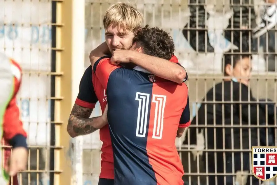 De Iulis festeggiato dopo il gol, l'unico finora della squadra sassarese (foto Torres)