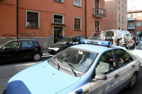 Gli inquirenti sul luogo del delitto (Ansa)