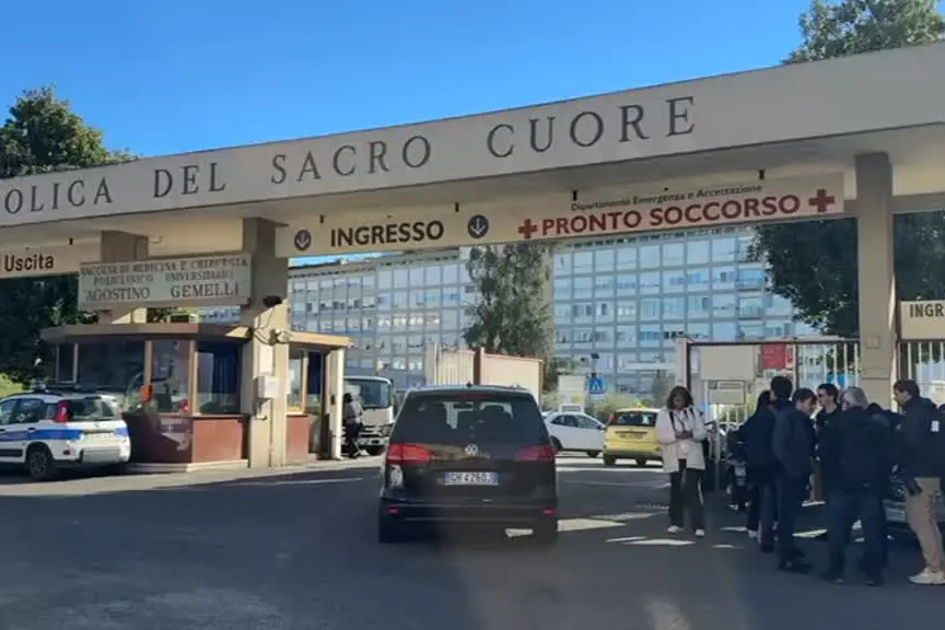 Attesa davanti all'ospedale Gemelli per l'arrivo del Papa