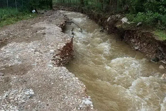 Una strada invasa dall'acqua