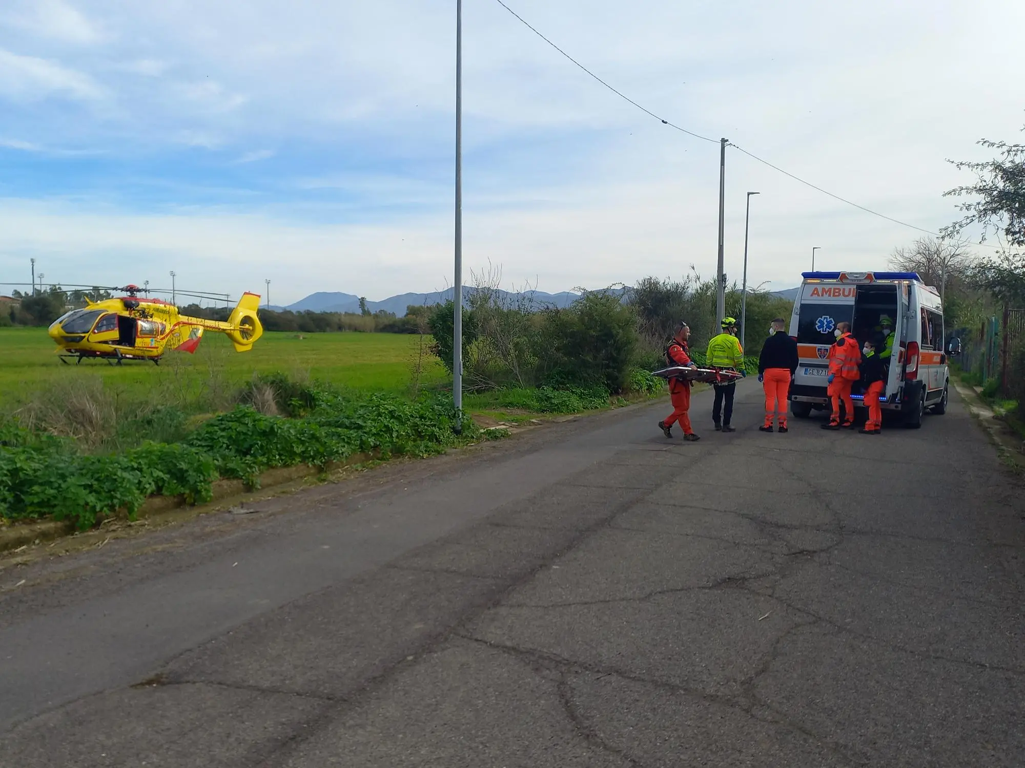 L'ambulanza del 118 e l'elisoccorso atterrato in via Foscolo per soccorrere un'anziana colpita da ictus (L'Unione Sarda - Farris)