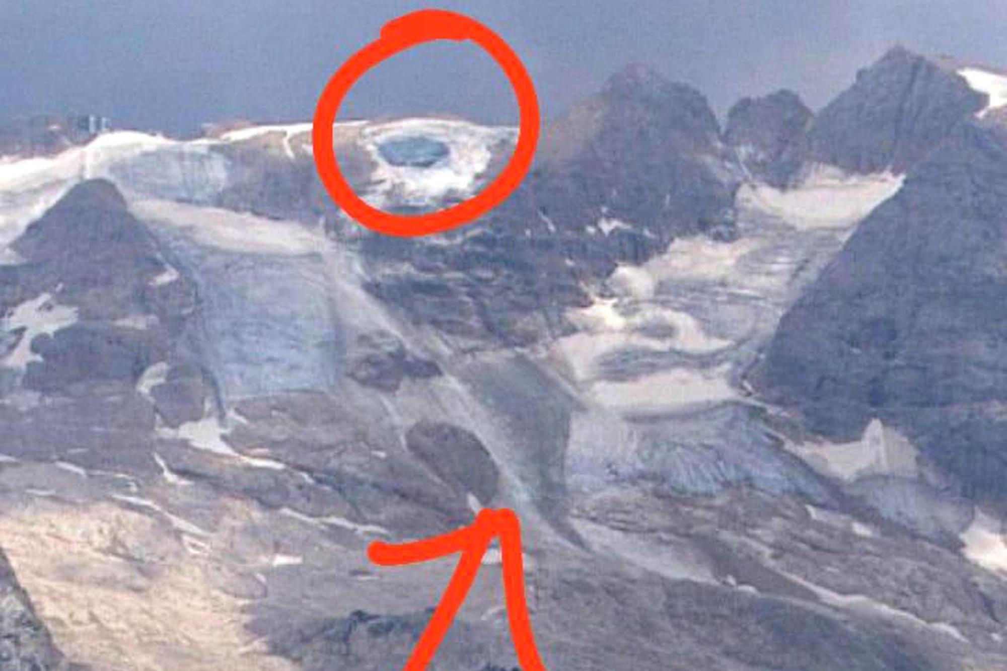 Il crollo si è verificato a oltre 3mila metri di altezza, con il ghiaccio che è precipitato a valle travolgendo decine di turisti