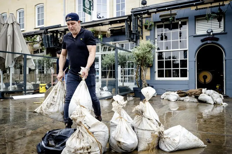 Anche in Olanda è corsa contro il tempo per arginare i danni dell'alluvione (foto Ansa)