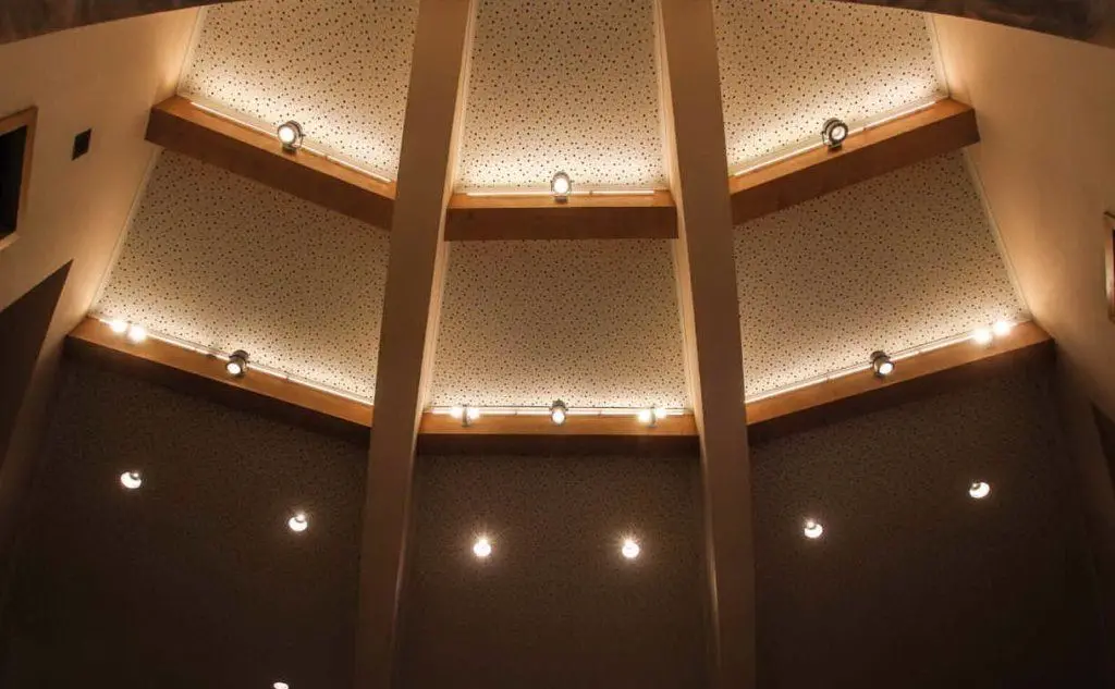 Il tetto curvo con le luci a led (foto Saint Gobain)