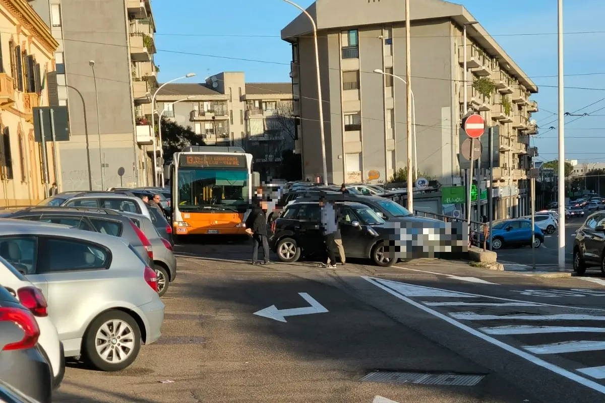 Il bus bloccato (L'Unione Sarda)