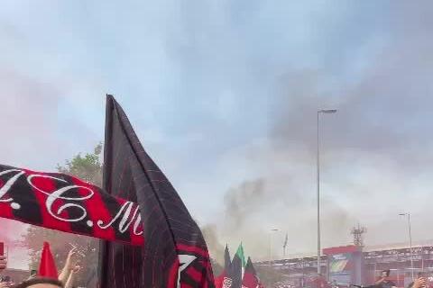 Migliaia di tifosi del Milan a Sassuolo: è festa Scudetto