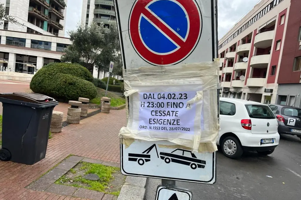 Un cartello di divieto in via Santa Gilla (foto concessa)