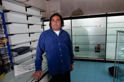 Antonello Alisonno davanti agli scaffali desolatamente vuoti - foto Marras