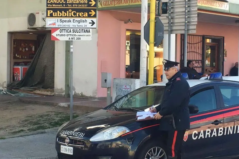 Carabinieri davanti al bar