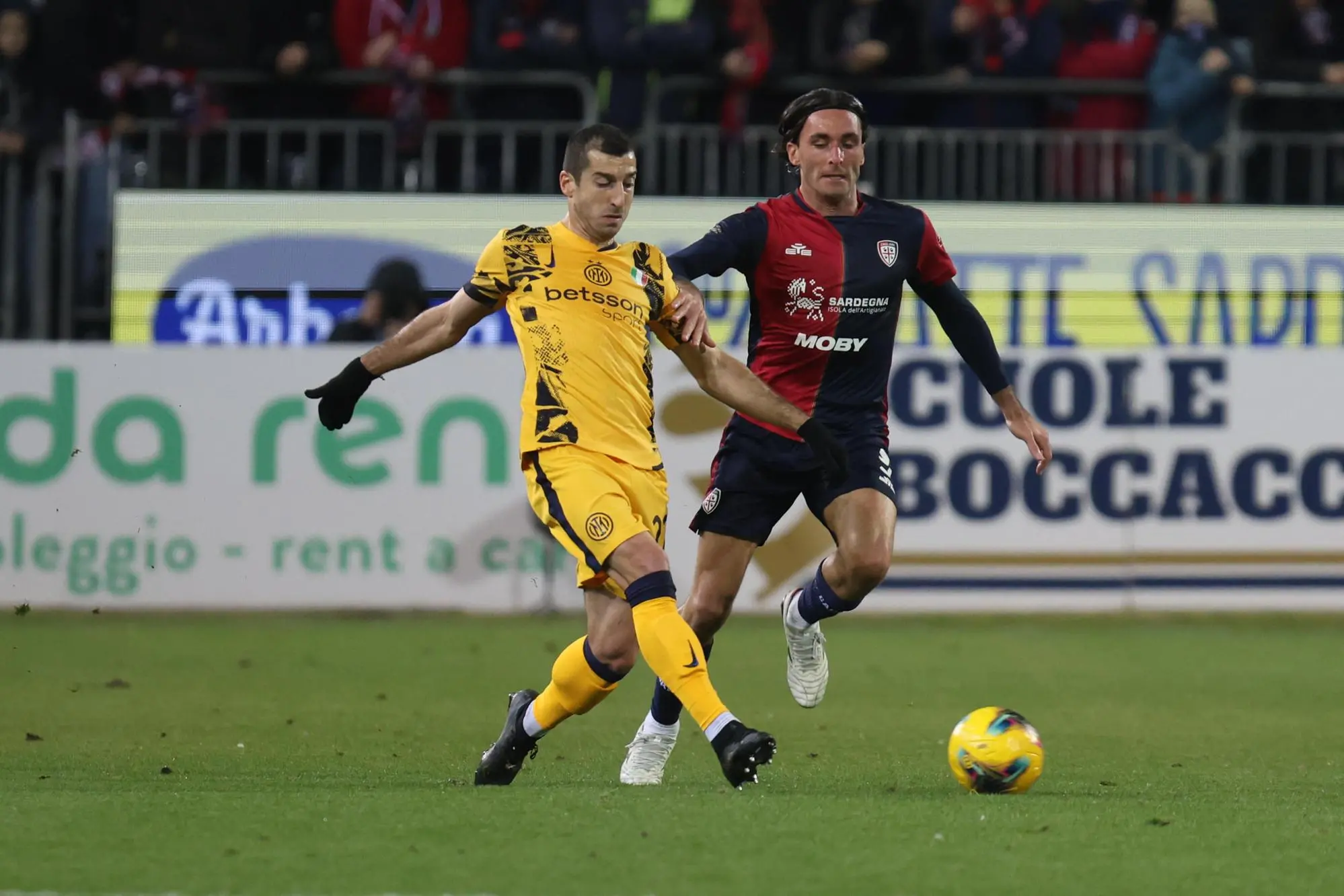 Tommaso Augello e Henrikh Mkhitaryan in Cagliari-Inter (foto Ansa)