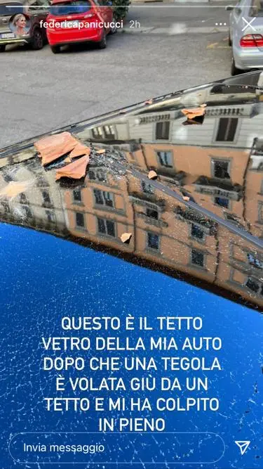 La tegola piovuta sull'auto della Panicucci (da Instagram)
