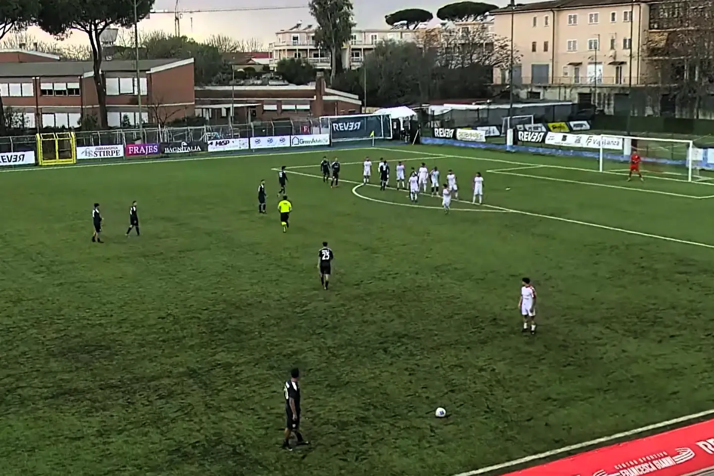 Serie D, Livieri striglia l'Olbia: «Con l’Atletico Lodigiani prestazione insufficiente, è il momento di cambiare registro» Punizione di Ragatzu in Atletico Lodigiani-Olbia (foto Ilenia Giagnoni)