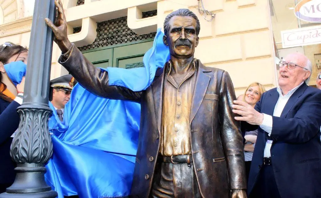 L'inaugurazione, a Porto Empedocle, della statua dedicata al commissario Montalbano