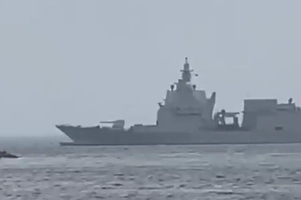 Navi militari a Porto Pino, i giochi di guerra spaventano i turisti: cancellazioni e danni alla stagione