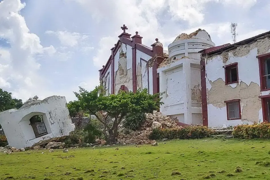 Una chiesa danneggiata (Ansa)