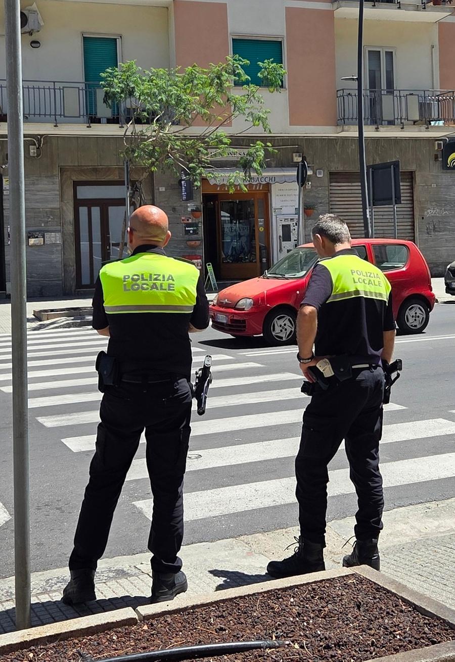 La Polizia municipale presidia le strisce pedonali