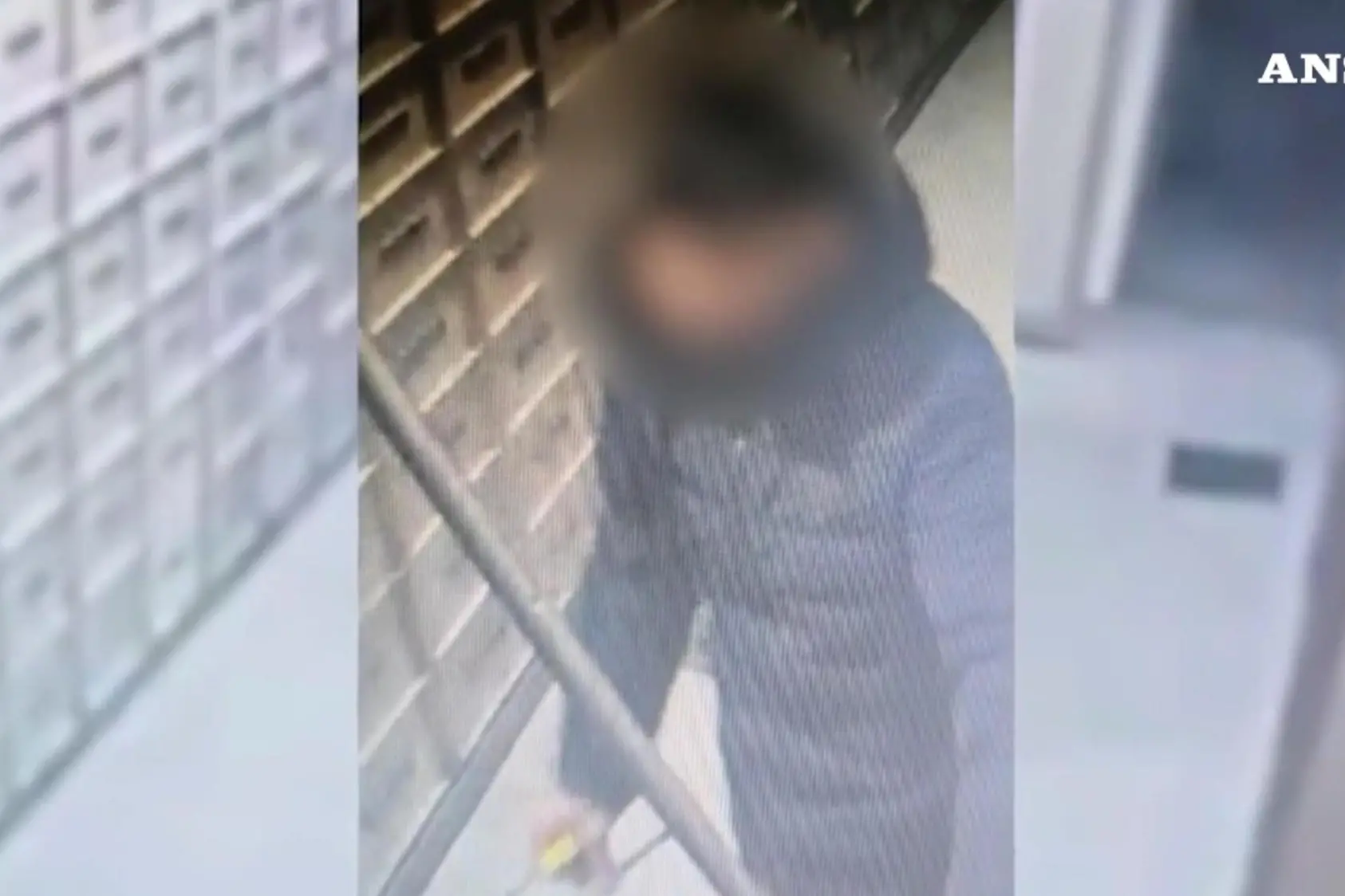 L'uomo che si è introdotto nel caveau di una banca di viale Certosa a Milano (foto Ansa)
