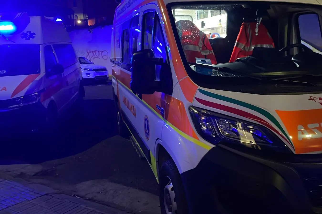Un intervento notturno delle ambulanze