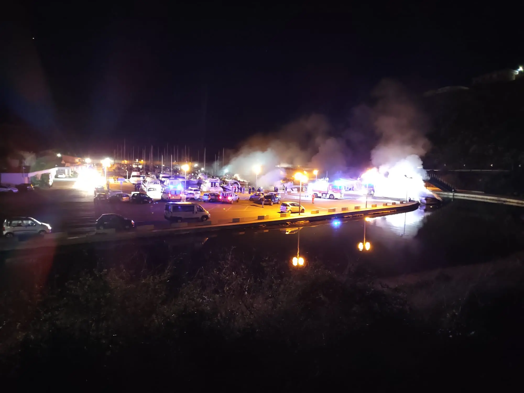 Incendio al porto di Castelsardo (foto L'Unione Sarda-Calvi)