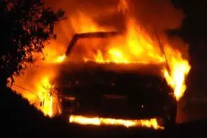 auto in fiamme (foto d'archivio)