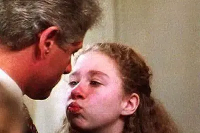 Chelsea bambina in una foto col papà Bill Clinton