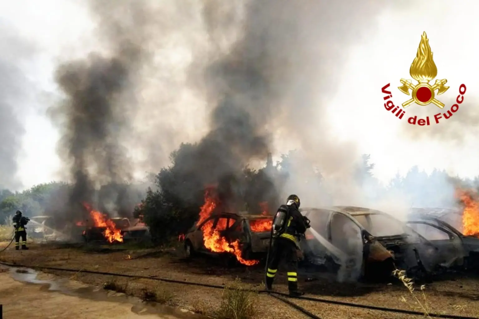 Le auto in fiamme a Sestu (foto Vigili del fuoco)