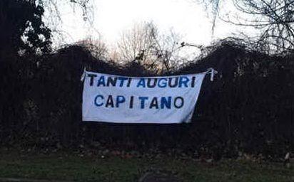 Lo striscione comparso davanti ad Appiano Gentile (foto Instagram Wanda Nara)