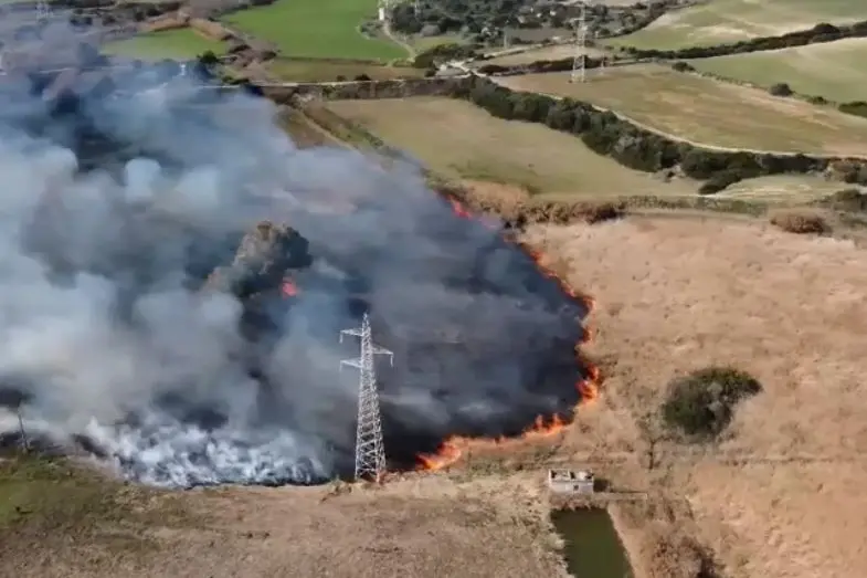Il fuoco a Ponte Pizzinnu (foto L'Unione Sarda - Pala)