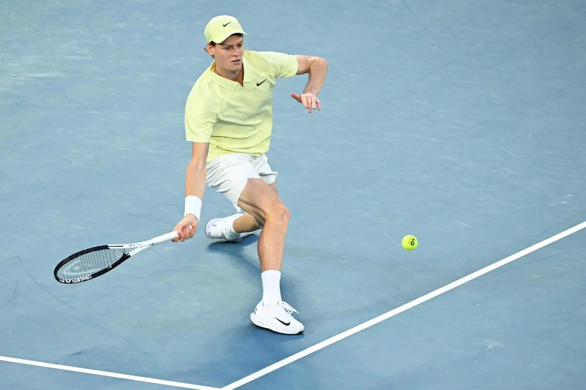 epa11853960 Jannik Sinner of Italy in action during the Men's Singles final match against Alexander Zverev of Germany at the Australian Open Grand Slam tennis tournament in Melbourne, Australia, 26 January 2025. EPA/JAMES ROSS AUSTRALIA AND NEW ZEALAND OUT